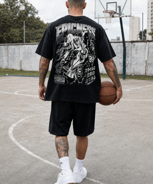 EPICNESS Silent Killa - t-shirt oversized noir porté sur terrain de basket